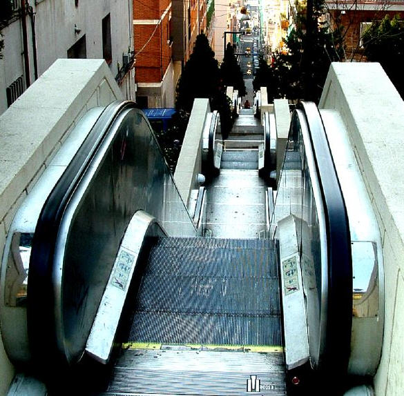 File:Escalator 2, Le Bon Marché 2013.jpg - Wikimedia Commons