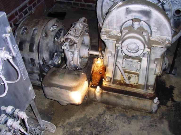  Geared Traction Machine 